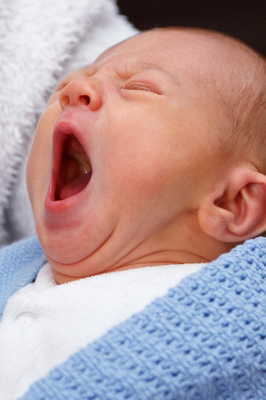 Zaniepokojona mama zadzwoniła po karetkę, bo jej miesięczne dziecko „trzymało dziwnie paluszki w buzi”