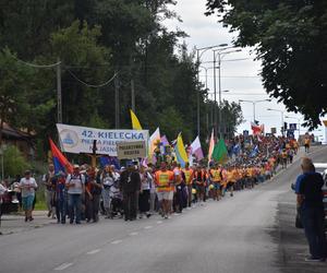 Kielecka Piesza Pielgrzymka maszeruje na Jasną Górę (9 sierpnia 2023)