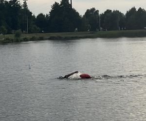 Damian Błaszczyk przez 44 godziny przepłynął 100 km pod zalewie Bojary pod Biłgorajem, kwestując w ten sposób dla 12-letniego ciężko chorego Adasia