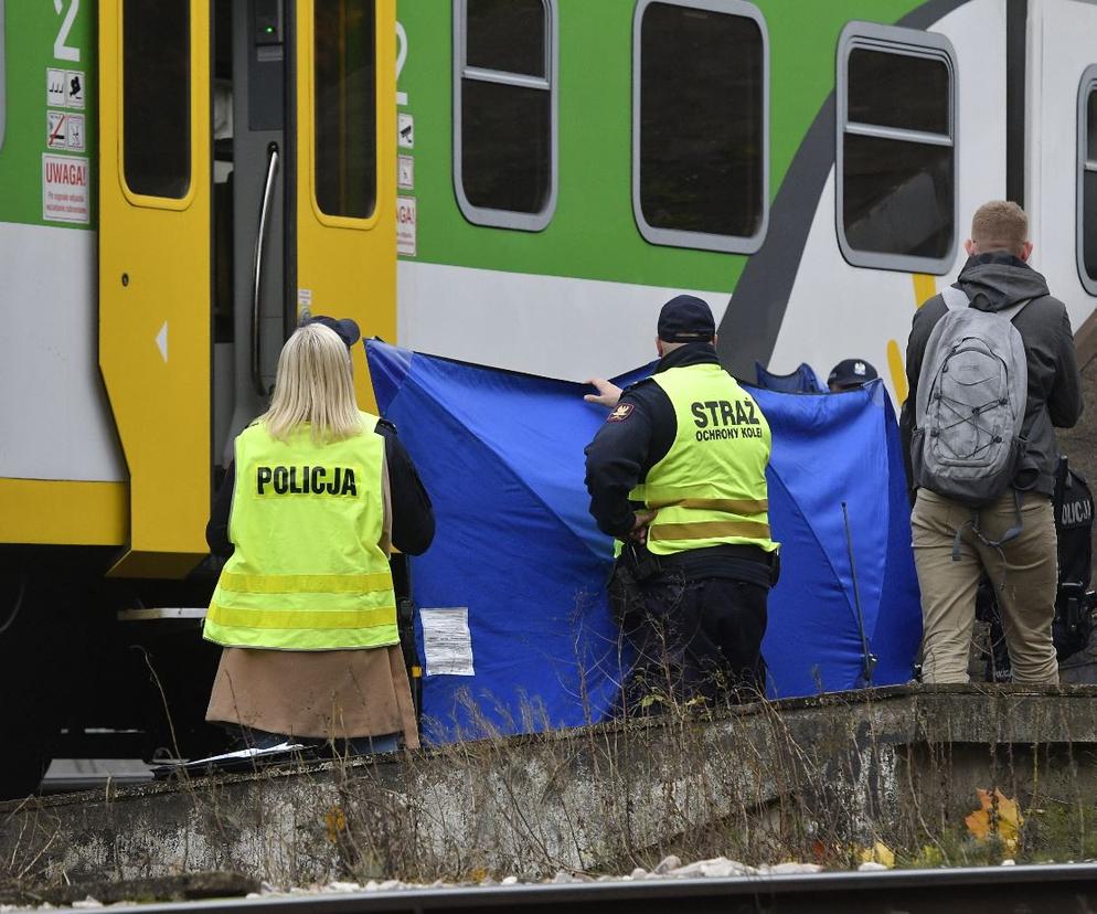 Tragedia na torach w Ciechanowie. Mężczyzna wpadł pod pociąg. Wstrząsająca relacja strażaków. Odstąpiliśmy od udzielania pomocy