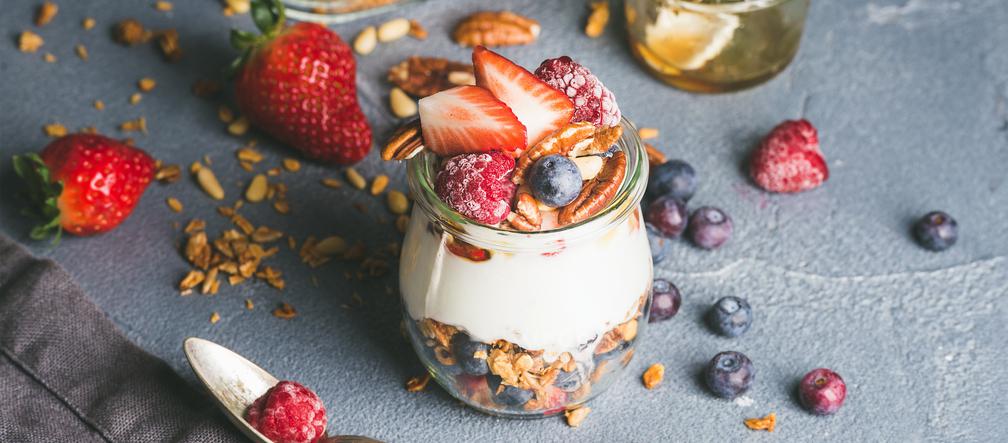 Granola z jogurtem i owocami