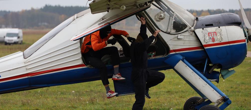 Awaryjne lądowanie w Piastowie: Samolot został opanowany przez uzbrojoną osobę! Ćwiczenia służb w aeroklubie [ZDJĘCIA]