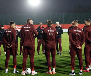Robert Lewandowski i inni kadrowicze na treningu reprezentacji Polski