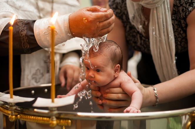 Dziecko jest chrzczone