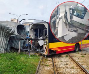 Autobus rozerwany na dwie części po zderzeniu z tramwajem! Niesłychany wypadek [ZDJĘCIA]