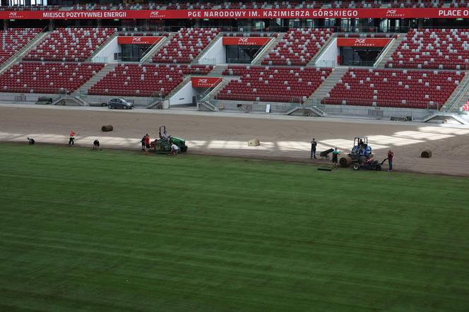 Rozkładanie murawy na Stadionie Narodowym