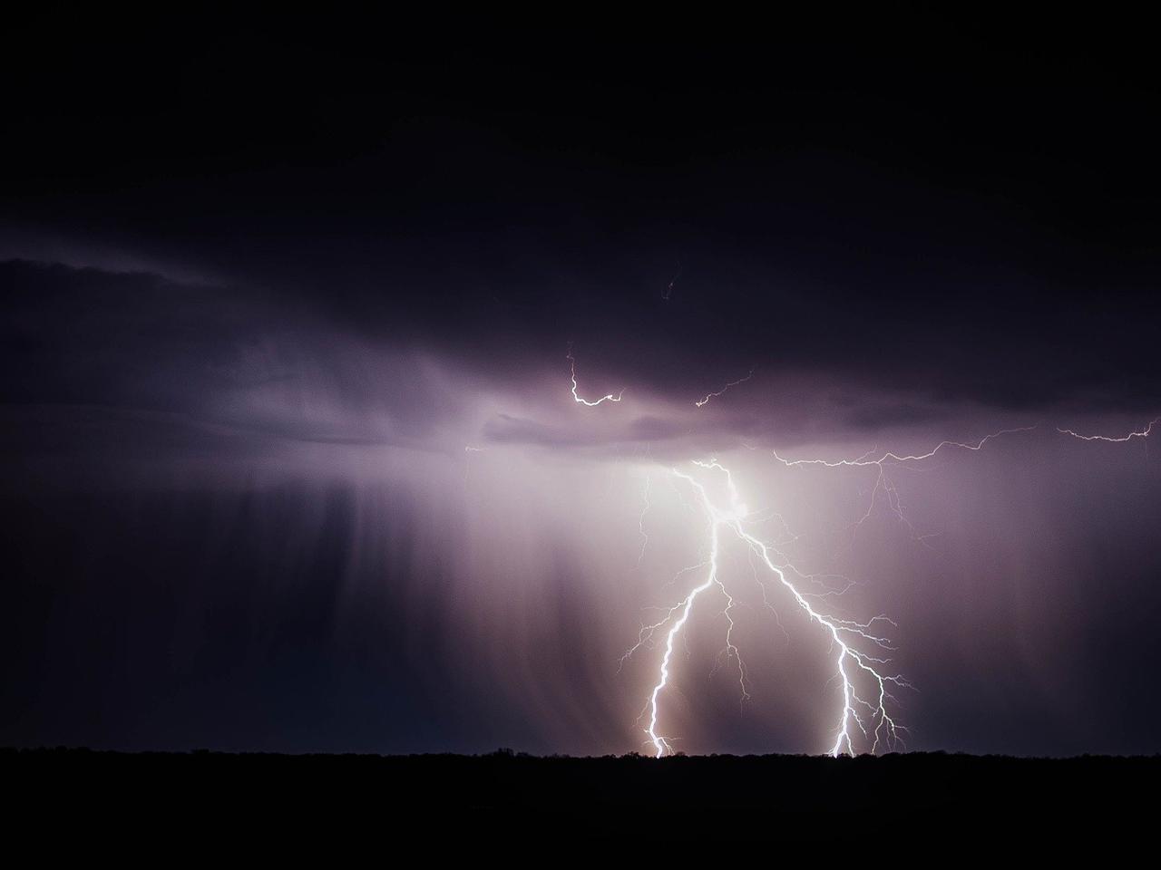 Nadciągają BURZE Z GRADEM nad Radom i region radomski! IMGW ogłosił żółty alert