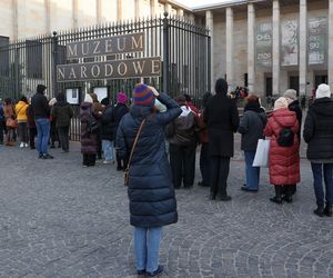 Warszawiacy szturmowali muzeum. Gigantyczne kolejki w ostatnim dniu wystawy obrazów Chełmońskiego