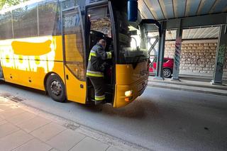 Autokar zerwał dach pod wiaduktem w Krakowie. Kierowca ukarany mandatem