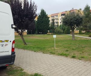 Na osiedlu Rejtana w Lesznie pojawiły się nowe tabliczki – „Zakaz gry w piłkę” 