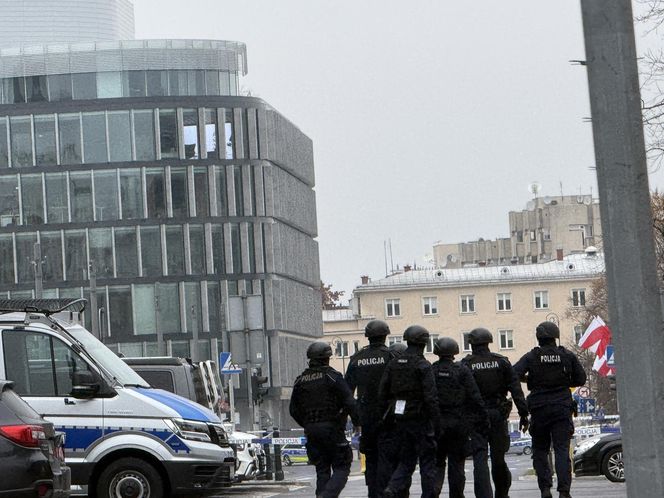 Incydent na placu Piłsudskiego w Warszawie. Mężczyzna wszedł na pomnik Ofiar Tragedii Smoleńskiej. „Zostanie w szpitalu”