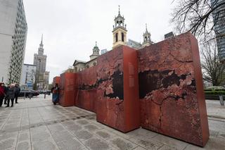 W Warszawie stanął nietypowy mur. Instalacja przyciągnie miłośników historii
