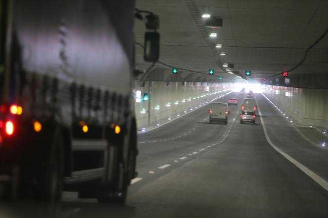 Trzask, prask i tunel otwarty. Kierowcy mogą korzystać już z całej Południowej Obwodnicy Warszawy