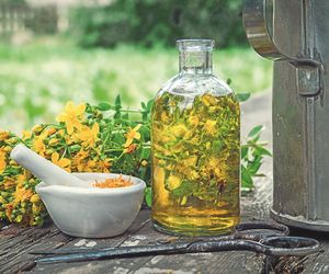 Nalewka z kwiatów dziurawca - przeciwbólowa, przeciwlękowa, poprawiająca trawienie