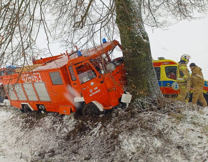 Strażacy wracali z wypadku, skończyli w szpitalu. Wóz wjechał w drzewo.