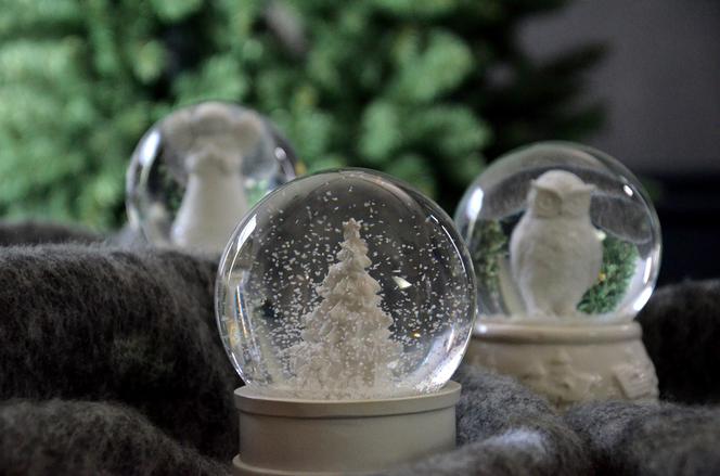 Dekoracja na Bóże Narodzenie z kul śniegowych