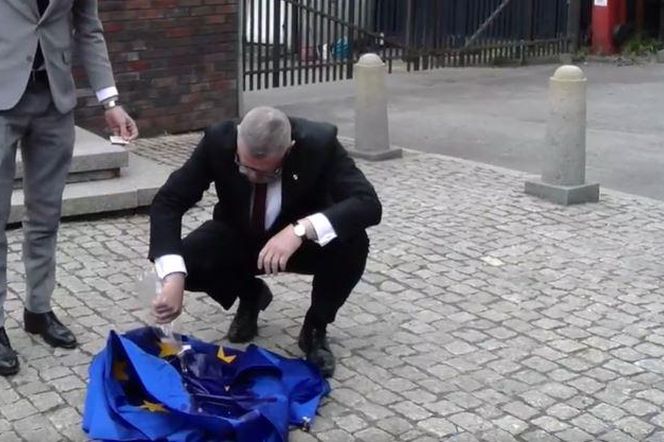 Grzegorz Braun w Katowicach podpalił flagę Unii Europejskiej