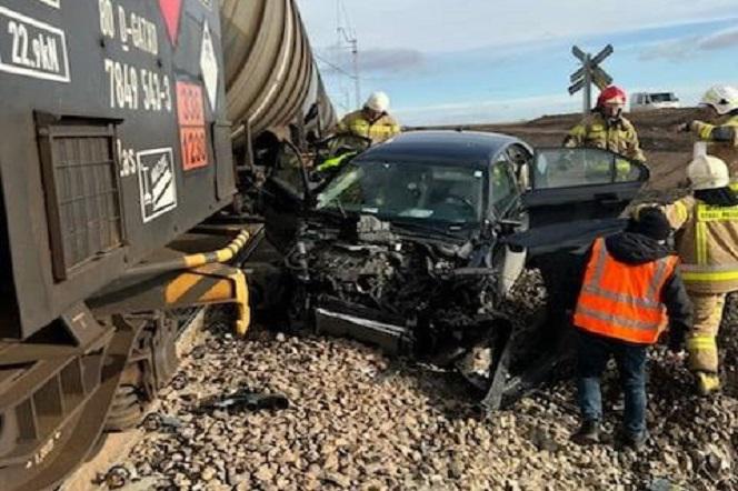 Podlaskie. Groźny wypadek na przejeździe kolejowym. 45-latka zignorowała znak STOP i zderzyła się z pociągiem 