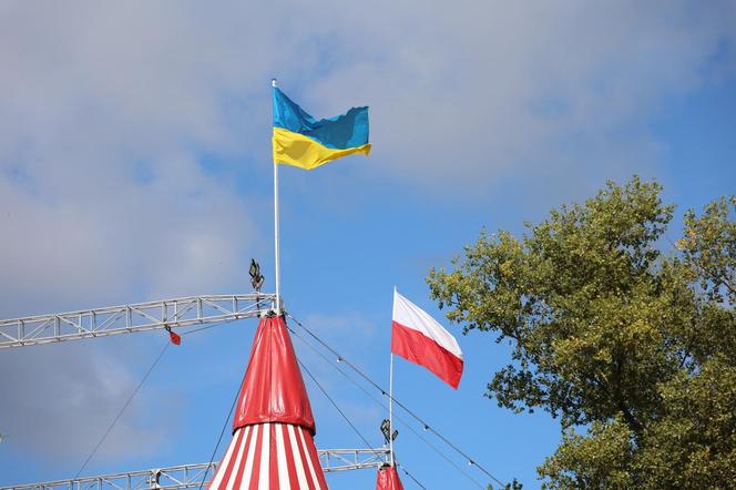 „Waterland”, czyli cyrk na wodzie w Lublinie. Na Błoniach pod Zamkiem rozłożono namiot cyrkowy