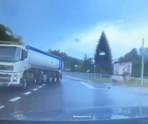 Miał dożywotni zakaz i 3 promile! Ciężarówką wylądował z rowie [ZDJĘCIA]