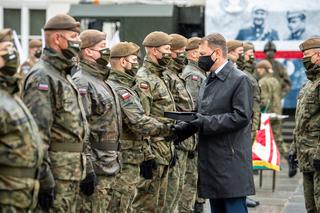 Obowiązkiem żołnierzy jest się zaszczepić - przekonuje Mariusz Błaszczak