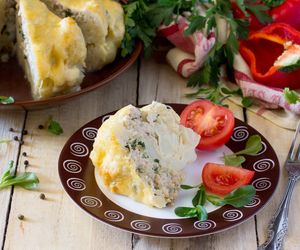 Kalafior pieczony w całości nadziewany mięsem mielonym 