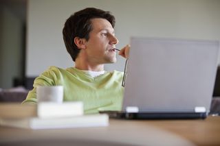 Rewolucja w L4 2025. Pracownik na zwolnieniu odbierze telefon od szefa i... może pracować gdzie indziej