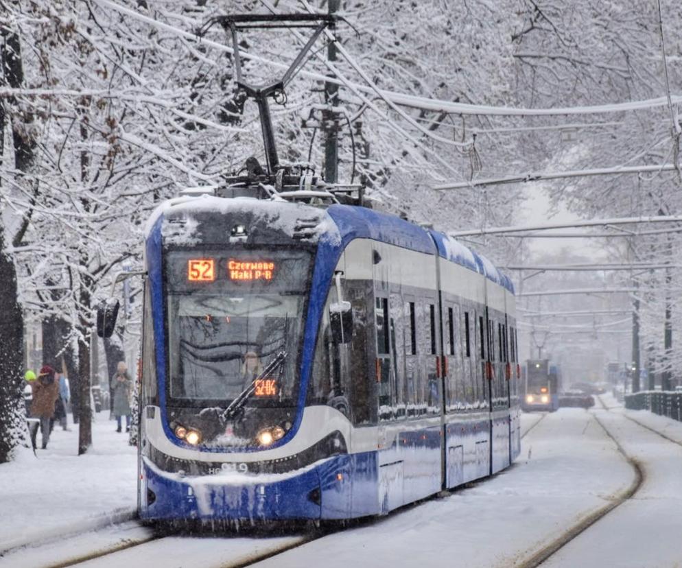 Śnieg i lód paraliżuje MPK w Krakowie