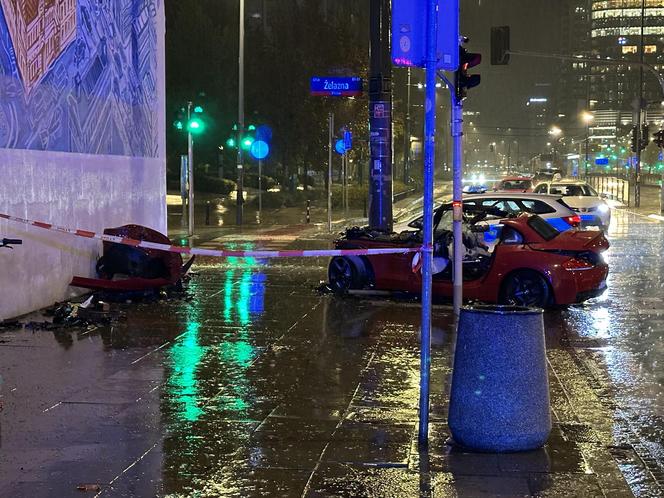 Kierujący sportowym BMW uderzył w słup tramwajowy w Warszawie. Dwie osoby ranne