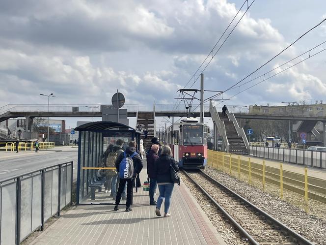 Kładka na Wyżynach do rozbiórki. W tym miejscu ma być przejście ze światłami [ZDJĘCIA]