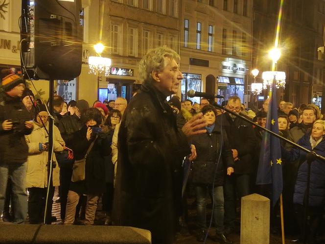 Manifestacja w obronie sądownictwa na Rynku Staromiejskim w Toruniu