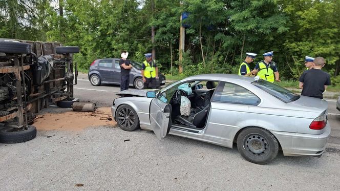 Wypadek w Lubieni. Auto osobowe zderzyło się z busem