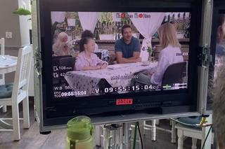 M jak miłość na planie odc. 1832. Dima (Michaił Pszeniczny), Nadia (Mira Fareniuk), Julia (Marta Chodorowska)