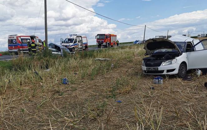 Wypadek na DK40. 40-latka ranna po zderzeniu z 23-letnim kierowcą