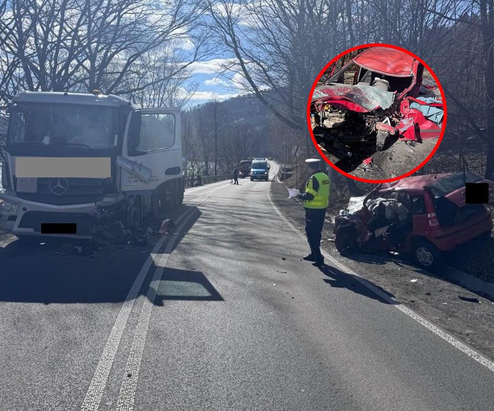 Auto 33-latki wbiło się w nadjeżdżającą ciężarówkę. Z auta została miazga.