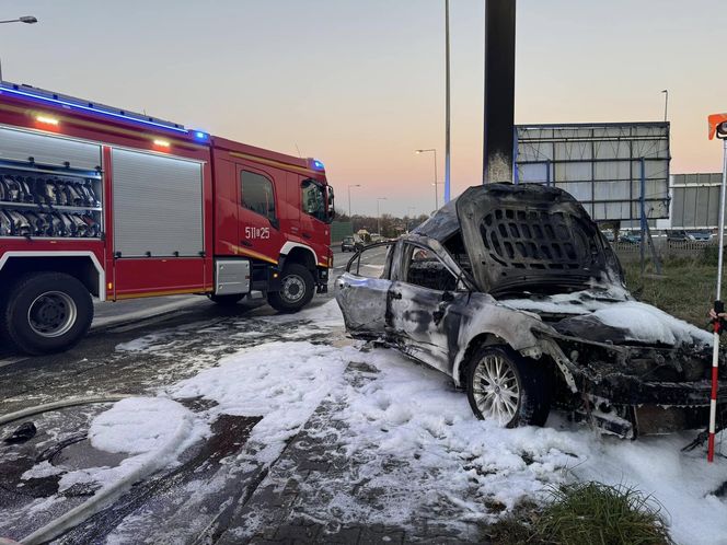 Wypadek w Mikołowie. Jeden z samochodów stanął w płomieniach