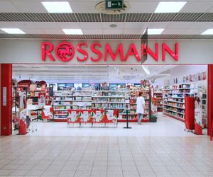 Dzień Kobiet w drogeriach Rossmann 2024. Perfumy premium dostaniesz w promocyjnej cenie! 