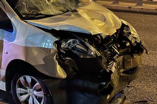 Pchał opla na Moście Północnym, citroen huknął w niego aż spadły mu buty. 24-latek w stanie krytycznym