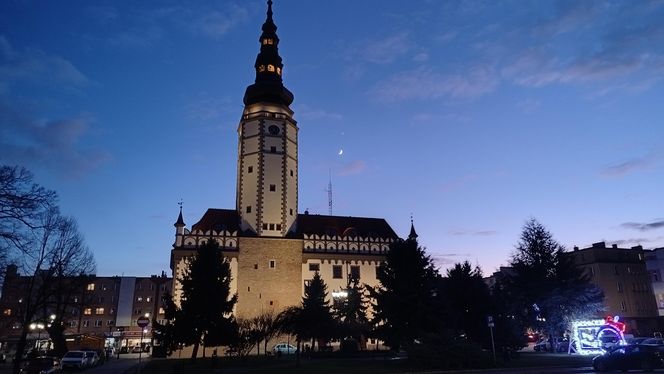 Odbudowany ratusz w Strzelinie nocą