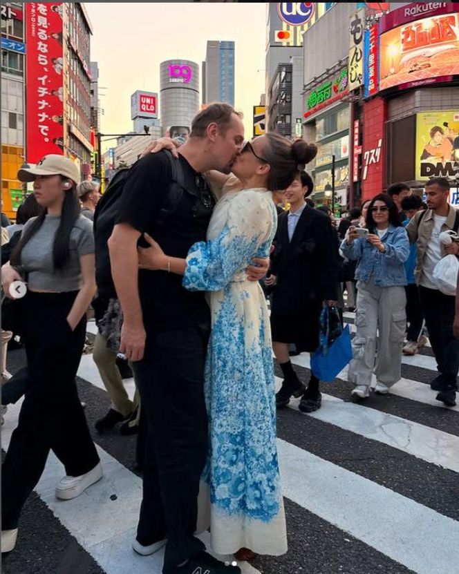 Anna Mucha w obłędnej kiecce migdali się z ukochanym na środku zatłoczonej ulicy! Co za sceny!