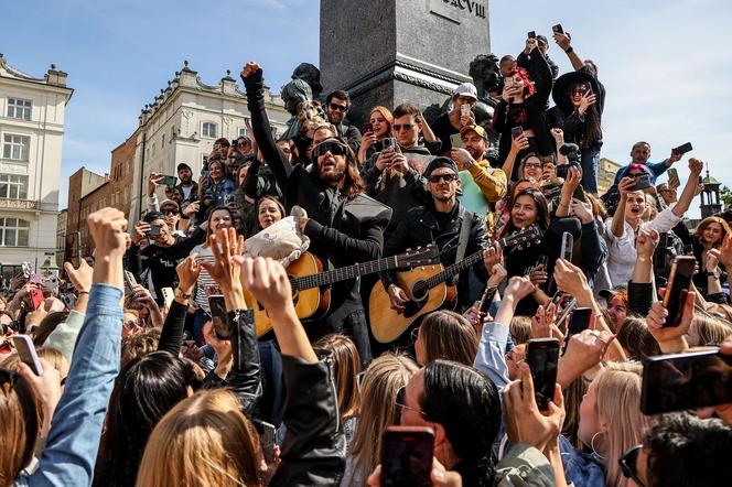 Jared Leto zagrał spontaniczny koncert pod pomnikiem Mickiewicza w Krakowie