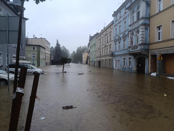 Zagrożenie powodziowe. Głuchołazy. Woda przelała się przez wały. Zalewa miasto