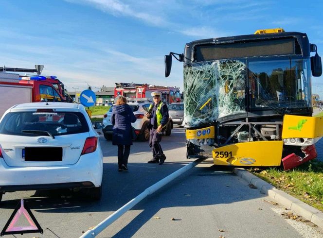 Karambol z udziałem autobusu miejskiego na skrzyżowaniu Popiełuszki i Maratońskiej w Łodzi. Są ranni