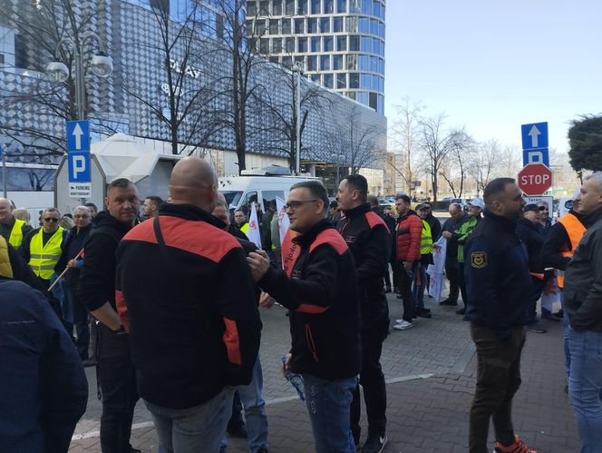 Protest hutników pod Węglokoksem w Katowicach. "Co innego nam mówią, a co innego robią"