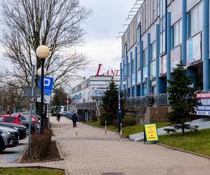 Centrum handlowe Land przy metrze Służew w Warszawie