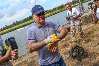 Prezydent Szczecina pomógł w sprzątaniu Plaży Mieleńskiej