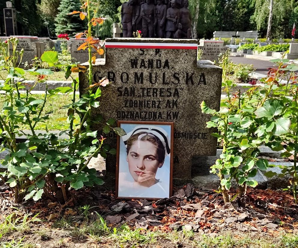 Kolorowe portrety powstańców warszawskich na ich nagrobkach