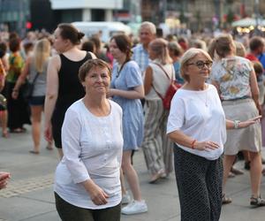 Potańcówka pod Teatrem Śląskim w Katowicach. Tłumy wręcz oszalały ZDJĘCIA