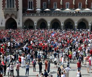 Szalona radość na Rynku Głównym. Kibice Wisły Kraków świętowali zdobycie piątego Pucharu Polski