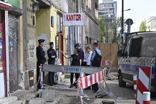 Ciała czterech mężczyzn rozkładały się w kamienicy. Kto i dlaczego mordował ludzi? Prokuratura: „Mamy swoje hipotezy”